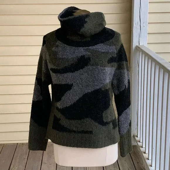 Aqua Bloomingdale’s Camouflage Turtleneck Sweater Size Small Cropped Green - Picture 2 of 8